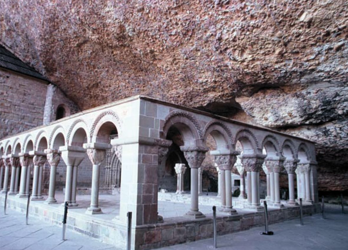 Der historische Säulengang der Gralsprozession in der Gralsburg