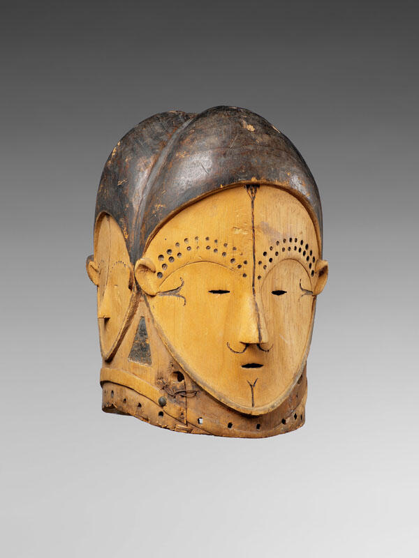 Anthropomorphe Maske, 19. Jahrhundert/Holz, Farbe, Kupferlegierung, Pflanzenfaser und Spiegel © Musée du quai Branly – Jacques Chirac, Paris, Dist. RMN-Grand Palais Patrick Gries/Bruno Descoings (ehem. Sammlung Paul Guillaume)