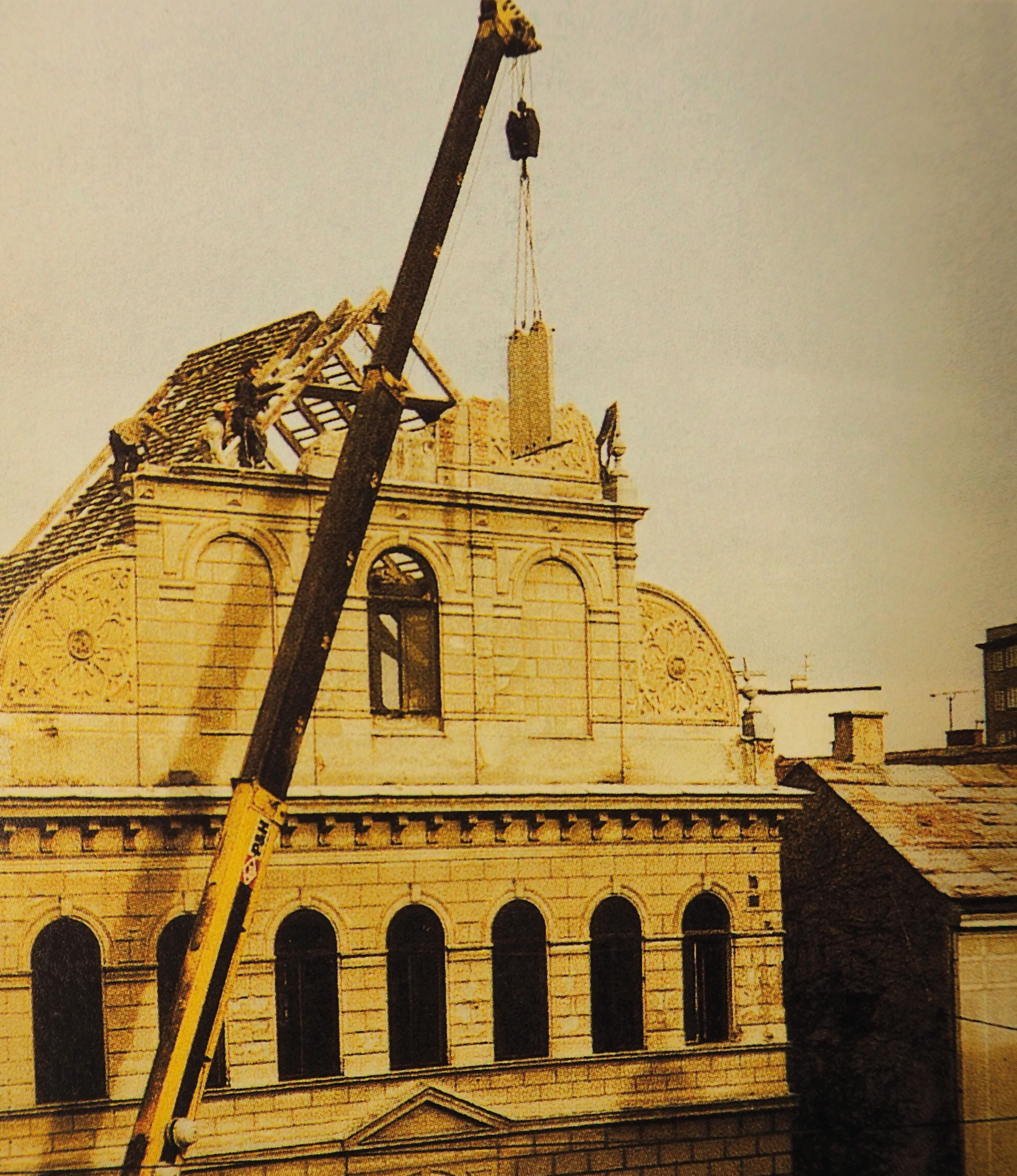 Abbildungshinweis:  Abriss der Synagoge in Krems 1978 aus: Frühwirth, Hans (2000). Die Doppelstadt Krems-Stein, Ihre Geschichte von 1848–2000. Melk: Kulturamt der Stadt Krems, S.417 von Gregor Kremser, Oktober 2018