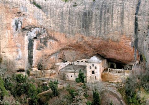 Riesenhöhle der Gralsburg in San Juan de la Peña